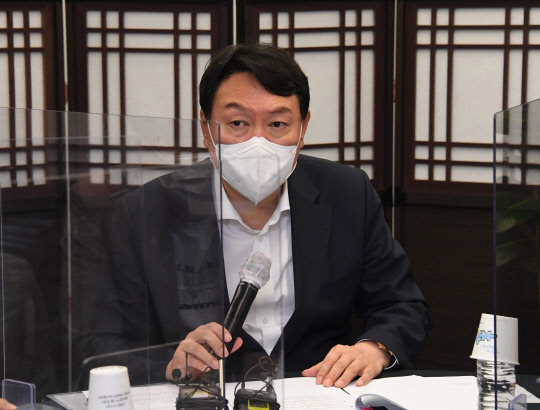 지난 8월22일 국민의힘 대권주자인 윤석열 전 검찰총장이 서울 종로구 대선캠프 사무실에서 열린 전국자영업비상대책위원회 대표단 초청 간담회에서 인사말을 하고 있다.연합뉴스